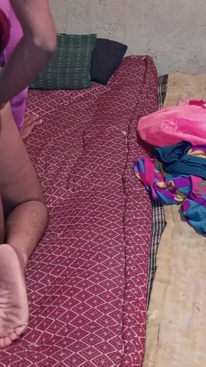 Hintli transeksüel ateşli desi oğlan en eski yatak odasındaki evi sikiyor - Hintçe filmler | Klip 1