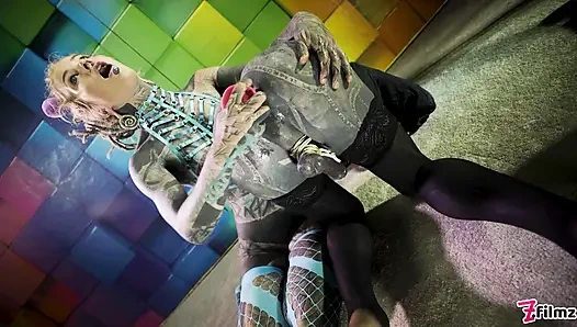 Büyük dövmeli trans Lily Lu anal yumrukla sikiliyor