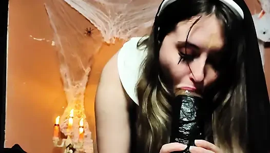 Rahibe çok fazla tükürük ile büyük siyah dildo emiyor