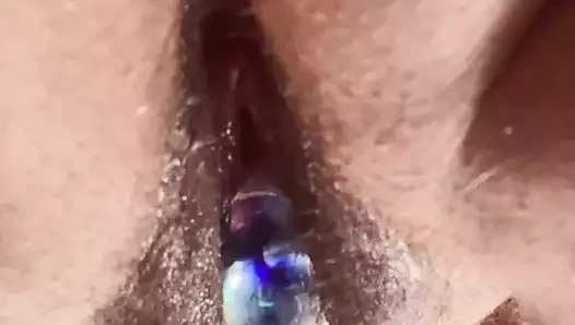 Мастурбация волосатой киски со стеклянным дилдо крупным планом