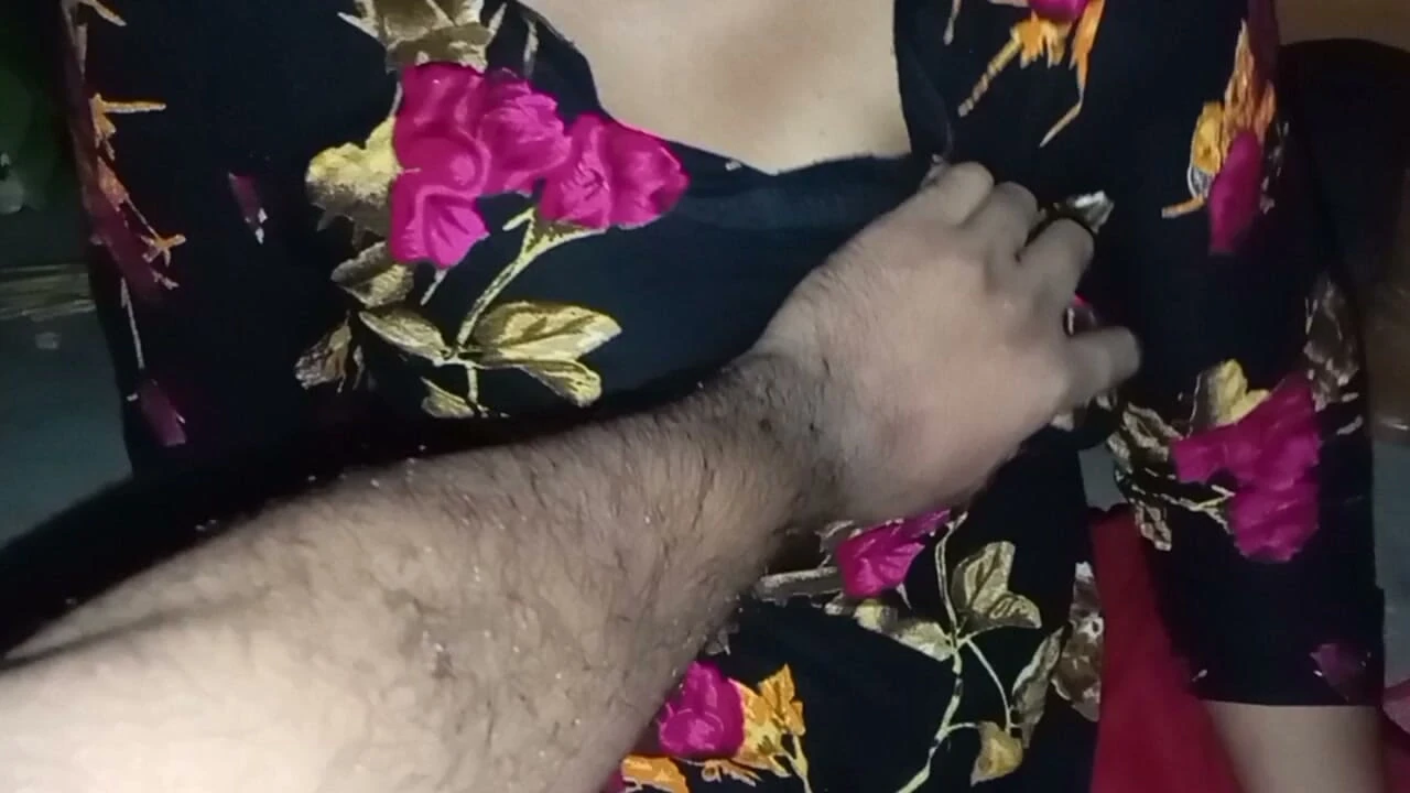 Siyah kıyafetli kızı meme uçlarından sıkıp duruyorum