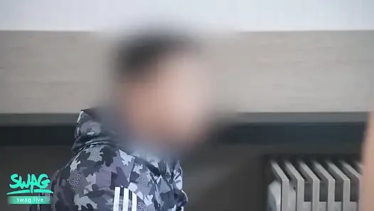 Komşumu külotumu çalarken yakaladım, bu yüzden onu amımı sikmesi için davet ettim.