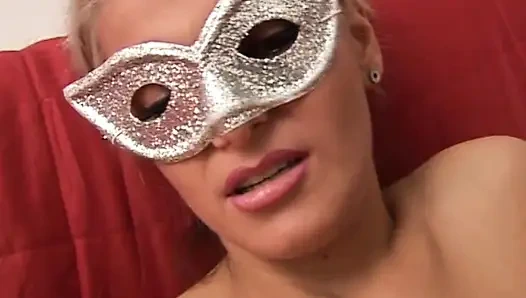 Seksi sarışın maskeli mastürbasyon yapıyor, amcığını parmaklıyor