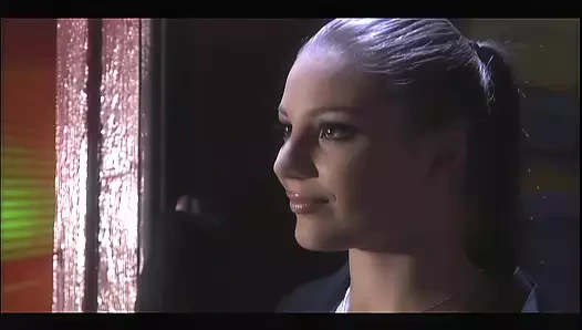 Aurora Snow göt parmaklıklı sikişte sıkı porno vücudunun her deliğini kullanıyor