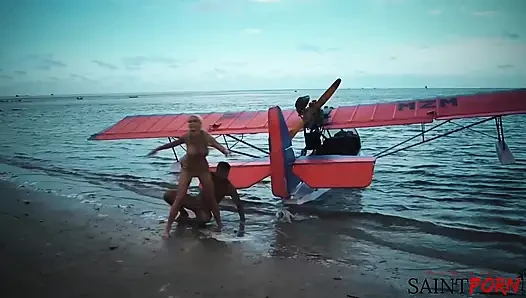 Caylian Curtis tenha bir ada plajında bir pilotla sikişiyor