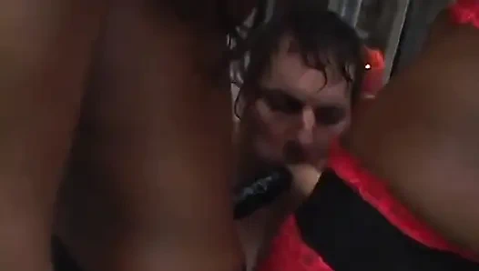 Seksi takma yaraklı zenci kızlar kanepede ve havuzda beyaz adamı perişan ediyor