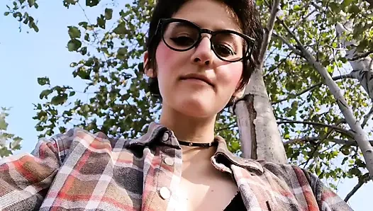 Tarlada göğüslerini teşhir ediyor