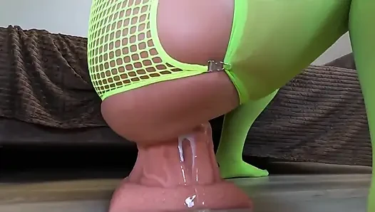 Kaya dildo amcığı ciddi şekilde esnetiyor