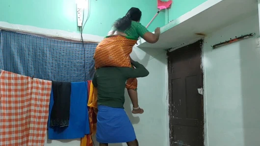 Üvey anne domalarak seks yapıyor ve dölleniyor