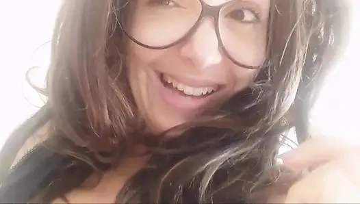 Üvey oğlum, gelinliğimi beğendin mi? Seninle evleneceğim ama sen ne yapıyorsun? Yapılamayacak!