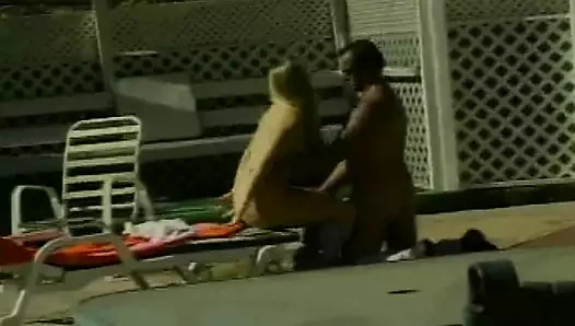 Muhteşem sarışın bebek havuzda sert sikiliyor