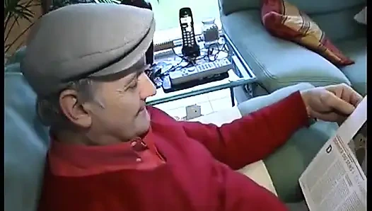 Papy röntgenci arkadaşıyla çoraplı genç kızıl saçlı hizmetçiyi sikiyor