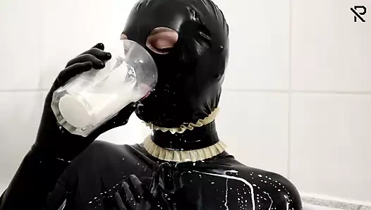 Lastik sürtük süt yutuyor ve banyo yapıyor