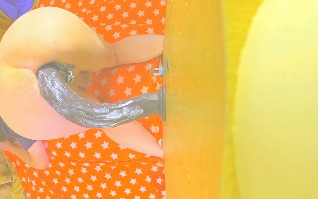 Tombul Kadın Götüne Büyük Bir Büyük Zenci Yarağı Dildo Sokuyor