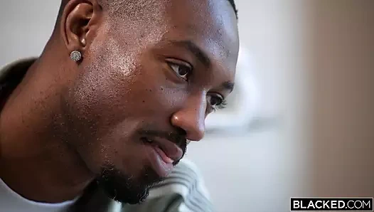 Blacked - yaramaz küçük sarışın Khloe Kapri en iyi arkadaşının adamıyla aşağıdan sikişiyor