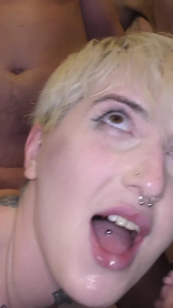 Фигуристая татуированная крошка из Великобритании хочет все по всей ней