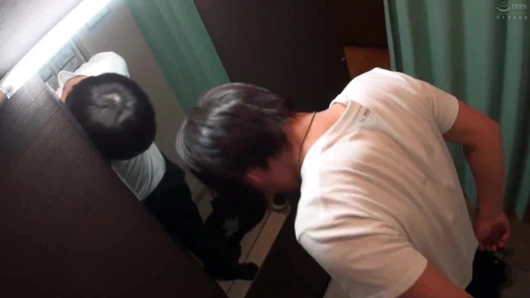 Soyunma odasında vücudunuzun alt yarısını açığa çıkarın! dar bir alanda kumaş asistanı -5