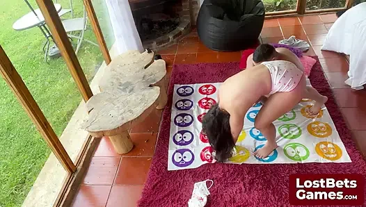 Amelia и Лукас изкручивают жару с стриптиз Twister