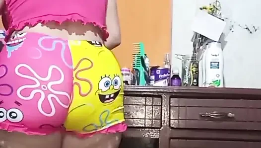 Üvey annemin fahişesi beni baştan çıkarıyor ve beni takip ediyor