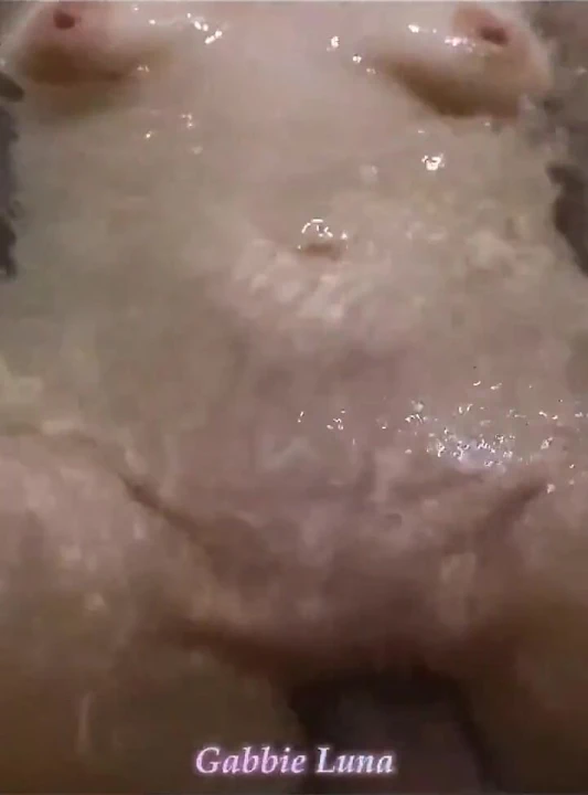 Gabbie banyoda dans ediyor ve pica grande'de yüksek sesle inliyor! (Gabbie Luna ve Rennan Luna) Full on Red