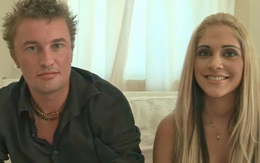 Bronzlaşmış sarışın Carmel Moore amından ağzına sikişirken yarak emiyor