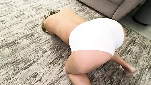 Ev yapımı külotlu üvey anne üvey oğlunun önünde poz verdi, külotunu büyük götünden çıkardı ve anal sikti