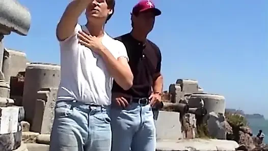 Kıvırcık orta yaşlı seksi kadın yalanıyor sonra sert biniyor