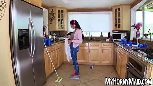 Büyük göğüslü hizmetçi sert anal sondaj için bacaklar yayılır