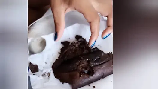 Üvey Kız Süt Ve Pasta Ile aşırı Gırtlağına Kadar Kahvaltı (03/27/21)