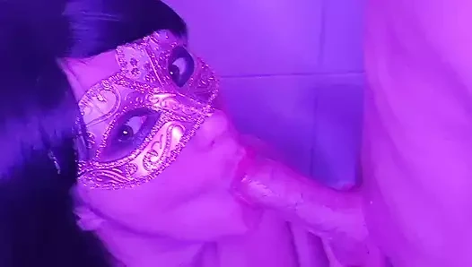 sikimi banyoda yemek