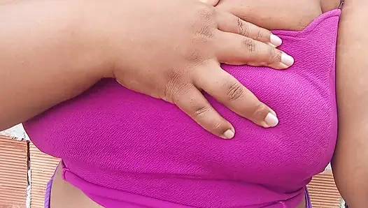 Yaramaz iri güzel evli kadın açık havada büyük göğüslerini ve ateşli kıllı amcığını gösteriyor