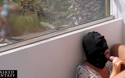 Sunny balkonda ablowjob yabancılar yanından geçerken ağzına boşalmasını sağlıyor, onun her yerine orgazm olduğunu bilmeden