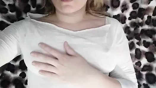 Tatlı kız büyük doğal göğüsleri ve sert meme uçlarıyla oynuyor