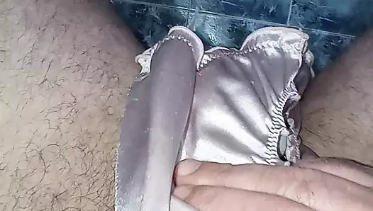 eş külot boşalmak