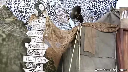 Asyalı genç kız ırklararası sikişiyor