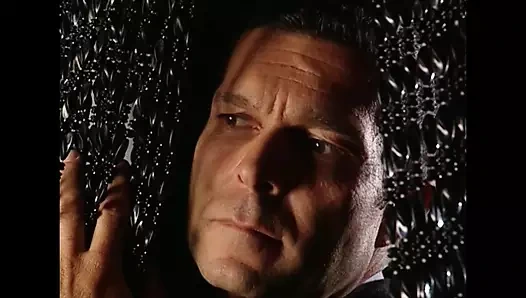 Bu sarışın ufacık kızın iki yarağı birden alıyor