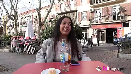 Genç ama utangaç olmayan genç kız bir dükkanda ve sokakta bir doz göstermenin tadını çıkarıyor!