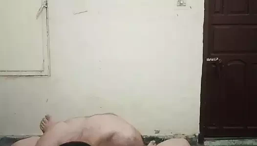 Ateşli komşu teyze genç oğlan tarafından sikiliyor