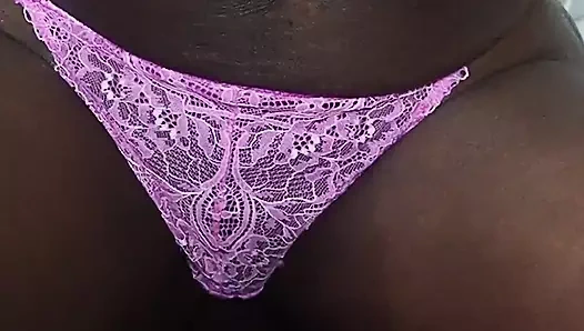 Sandalyeye bağlı, sigara içiyor ve babam beni boşaltıyor