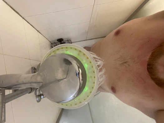 Büyük bir yarakla anal sekse hazırlanıyor