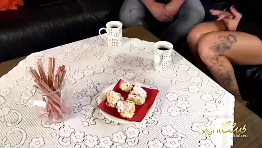 Milf çıngıraklı randevusunu sikiyor, kıçını sikiyor