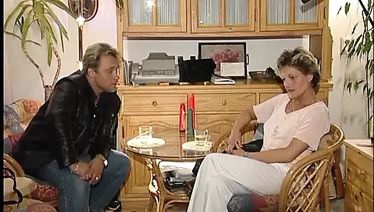 Edepsiz orta yaşlı seksi kadın için büyük yeşil dildo