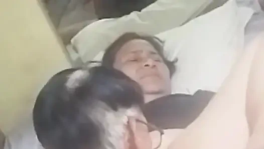 En azgın evli kadın ve kocası.harika sikiş