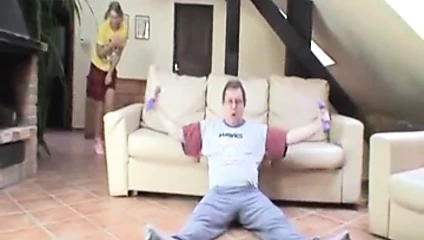 Yaşlı adam sikikleri genç sarışın