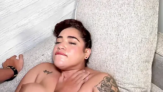 Üvey annemin şişman kızını mobilyada sıkışmış buluyorum