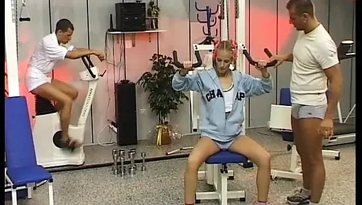 Minyon sarışın Alman bebek spor salonunda iki biniyor