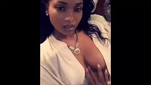 Kız arkadaşlarının ona masaj yapmasına izin veriyor