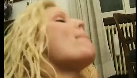 güzel genç sarışın lezbiyenler