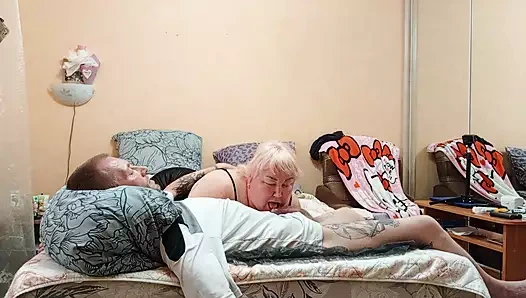 Komşu ağzına boşalarak iyi bir sakso çekiyor