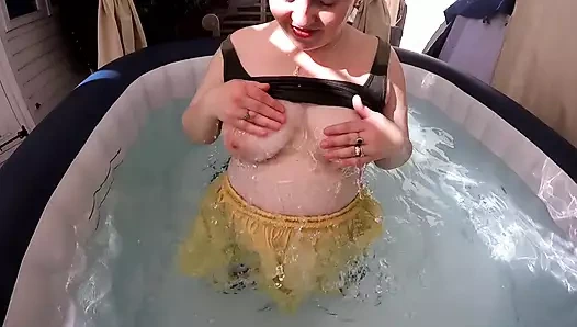 Sıcak küvette külotlu çorap ve mini etek